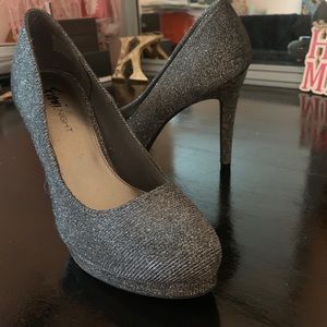 Sequined pumps